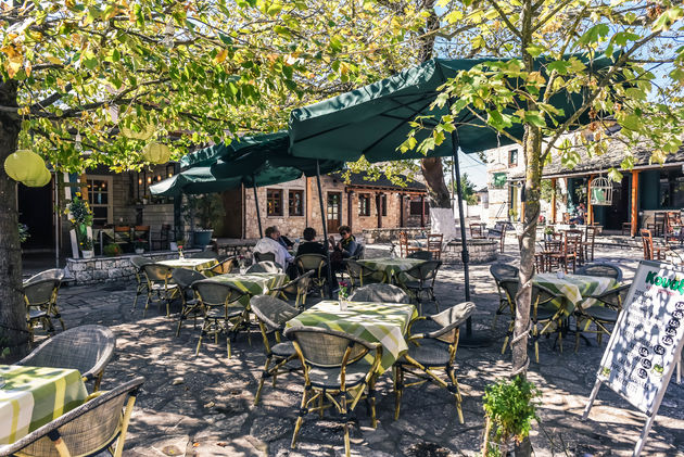 Ioannina is een stad vol gezellige plekjes, zoals dit terrasje op het eilandje
