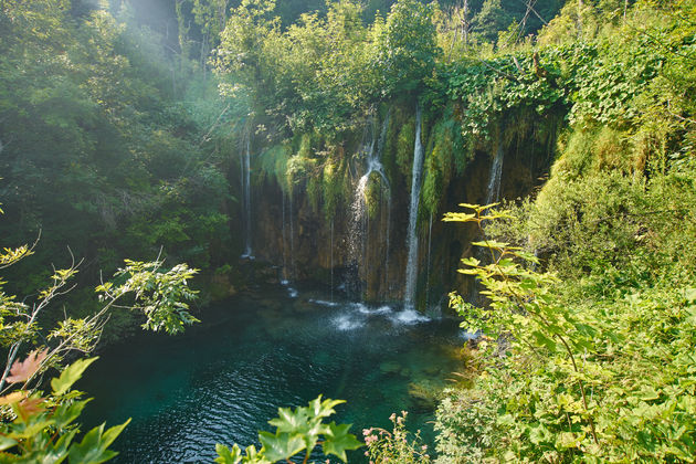 Een van de vele watervallen in Plitvice in Kroati\u00eb