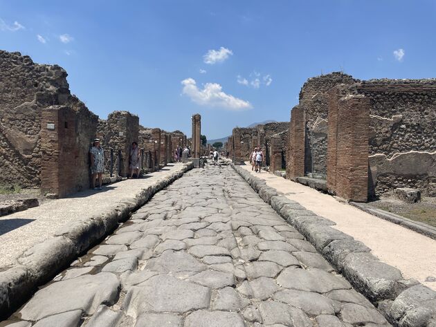<em>E\u00e9n van de goed bewaard gebleven Romeinse wegen in Pompe\u00ef.<\/em>