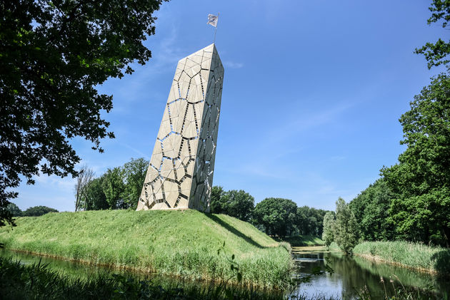 Loop zeker ook even een rondje om de Pompejustoren van alle kanten te bewonderen