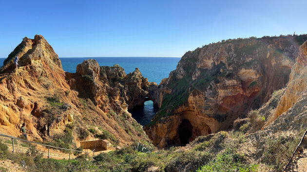 De machtige rotspartijen bij Ponta de Piedade