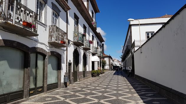 Prachtige straten in het centrum van Ponta Delgada