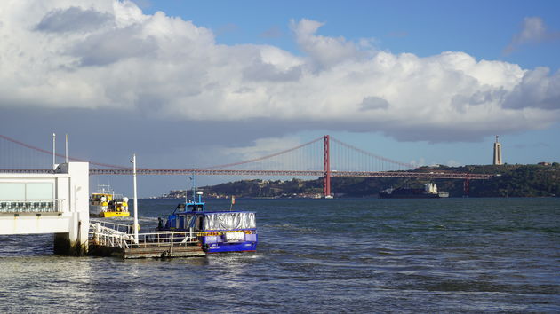 De beroemde brug van Lissabon, de Ponte 25 de Abril