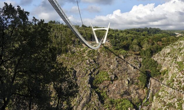 In het midden hangt de brug 175 meter boven de grond