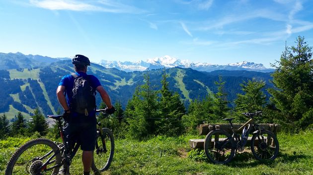 Genieten van het uitzicht tijdens het mountainbiken