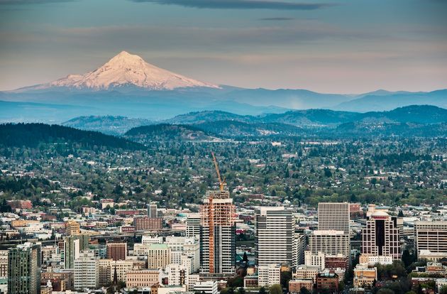 Uitzicht over Portland, met daarachter Mount Hood