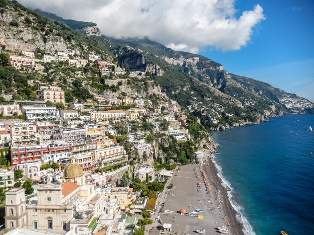 Het strandje van Positano is klein maar fijn