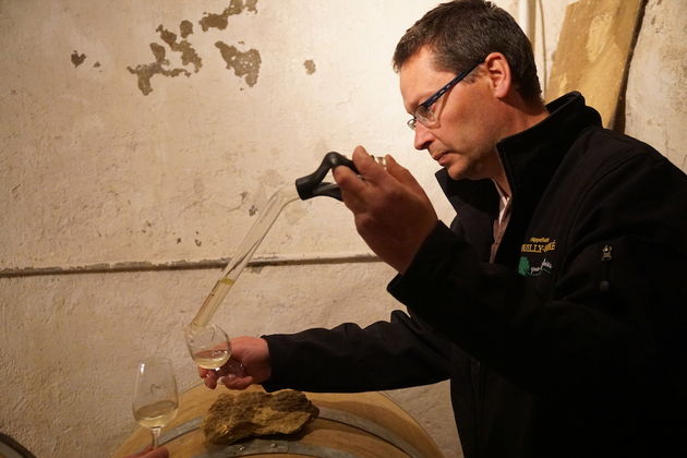 Wijn proeven uit het vat bij een wijnboer, smaaksensatie en een aanrader voor wijnliefhebbers