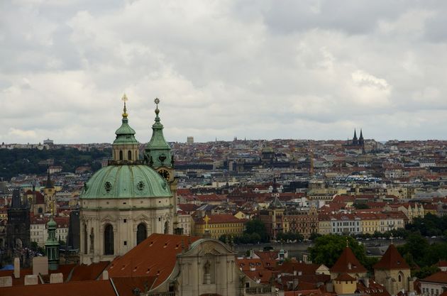 Uitzicht op de Sint-Nicolaaskerk van Praag