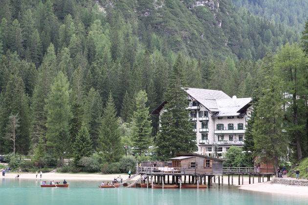 De indrukwekkende omgeving van Lago di Braies