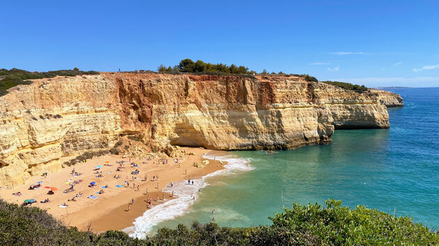 Het strand van Praia Benagil met om de hoek de befaamde grot (Grutas de Benagil)