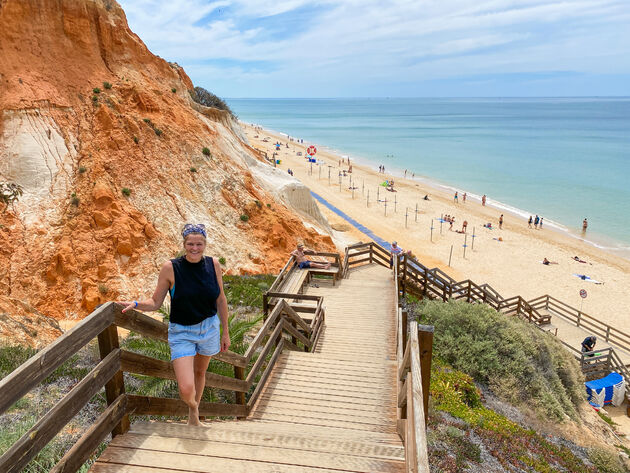 Deze trap brengt je naar het kilometerslange strand van Praia da Fal\u00e9sia