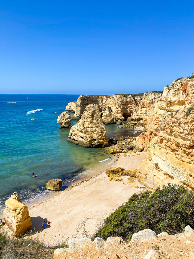 Het strand van bovenaf. Je hebt Praia da Marinha vrijwel voor jezelf, als je maar op tijd komt!