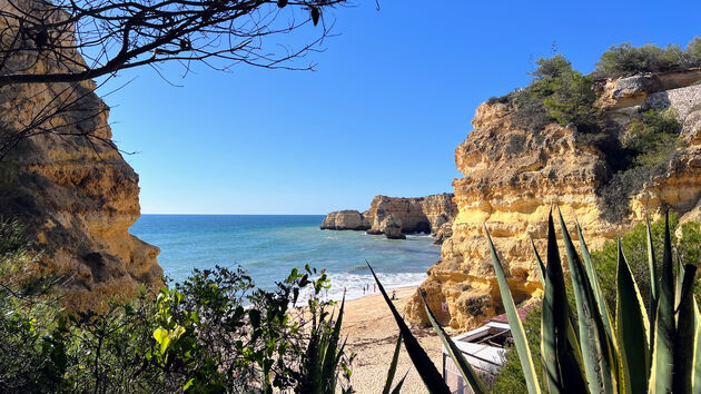 E\u00e9n van onze favoriete stranden in de Algarve: Praia da Marinha
