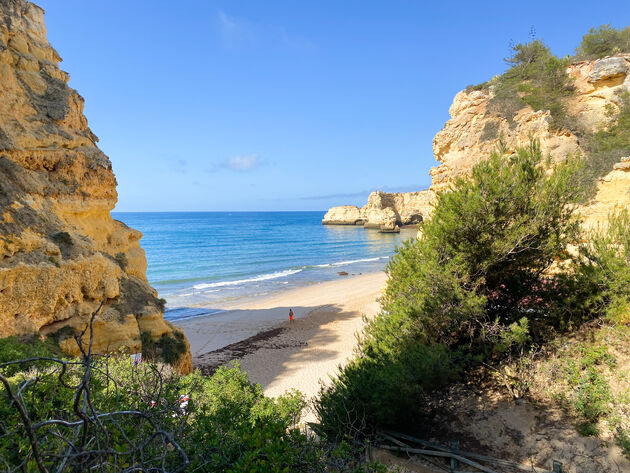 Het eerste doorkijkje op Praia da Marinha belooft veel goeds