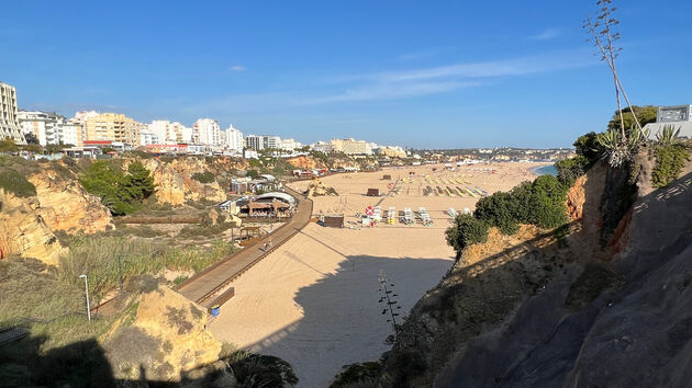Het brede strand van Praia da Rocha bij Portimao