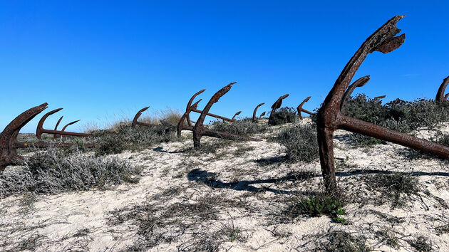 Begraafplaats voor ankers op het Praia do Berril in de Ria Formosa