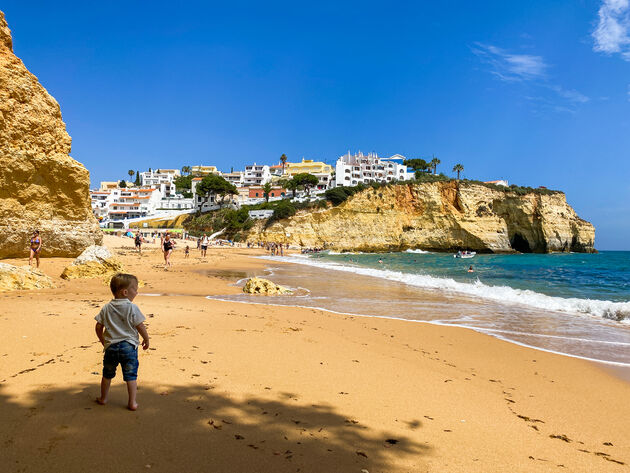 Het schattige strandje van Carvoeiro ligt verscholen in een mooie baai
