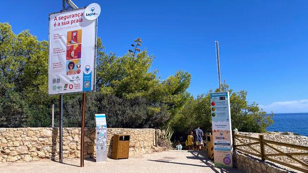 Stoplicht met het aantal bezoekers aan dit bijzondere plekje aan de linkerkant van Praia da Marinha