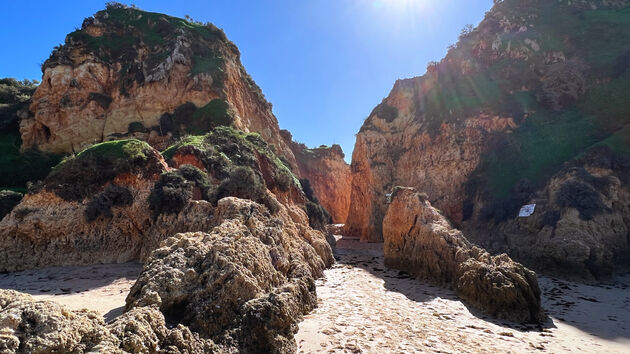De doorgang naar het Praia dos Tr\u00eas Irm\u00e3os