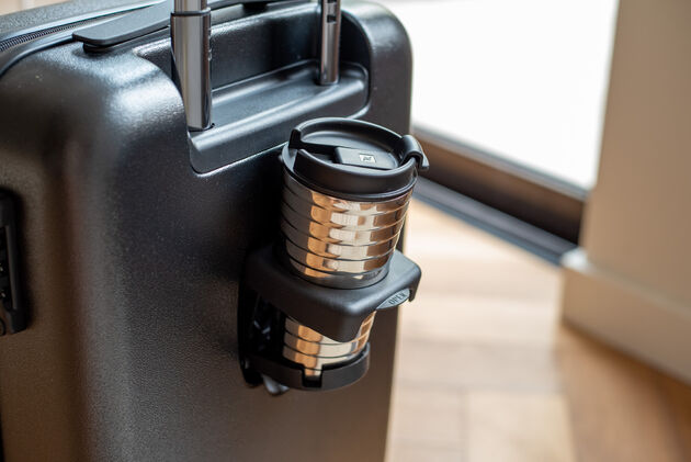 Een bekerhouder aan je handbagage maakt reizen comfortabeler