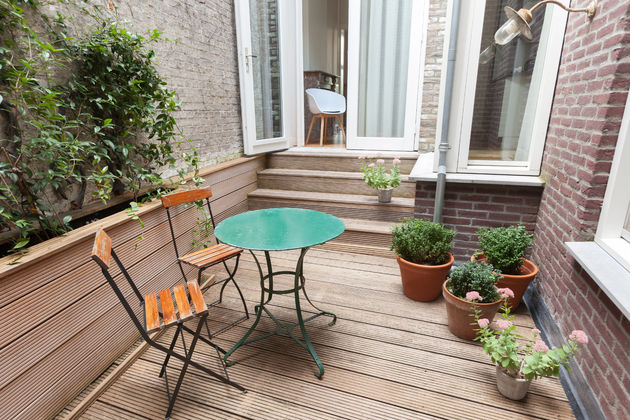 De patio waar je heerlijk kunt vertoeven in de zomer of `s avonds met een glas wijn!