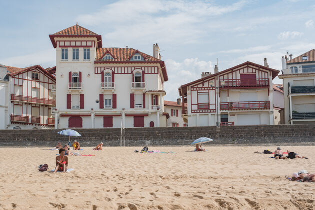 Wandelend over het strand spotten we mooie strandhuizen