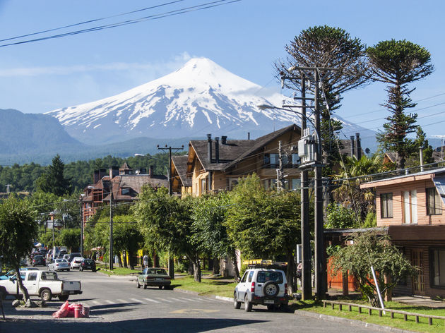 Puc\u00f3n, met op de achtergrond de vulkaan Villarica\n\u00a9 wemm - Adobe Stock