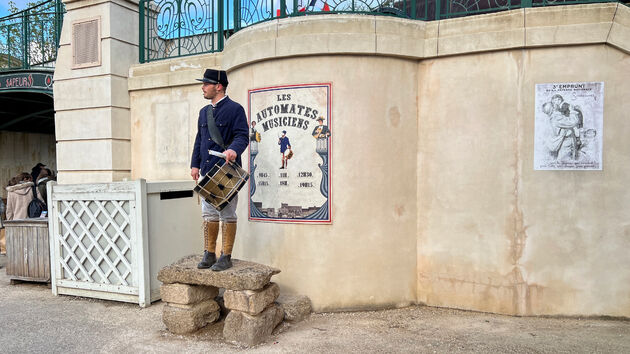 De dorpsomroeper van Puy du Fou, 4 uur eerder als acteur in een andere show