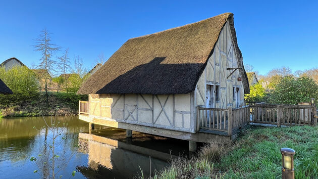 Overnachten kun je ook op het park, bijvoorbeeld in deze gezellige huisjes op het water