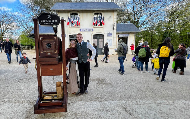 De huisfotograaf van Puy du Fou, nu zelf op de foto