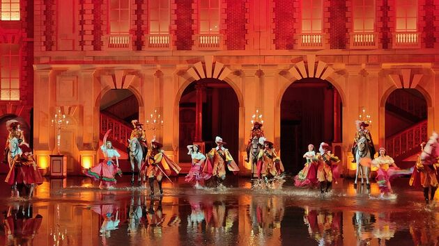 Les Mousquetaire de Richelieu: Dansen op een blank staand dorpsplein