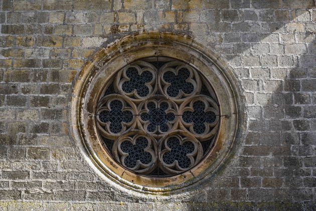 Prachtig middeleeuw raam van de kerk