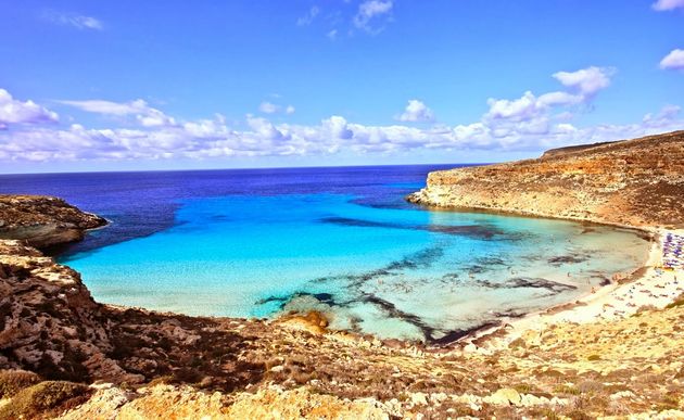 Rabbit Beach, Lampedusa (Itali\u00eb). Foto credits: Jetsmarter.com.