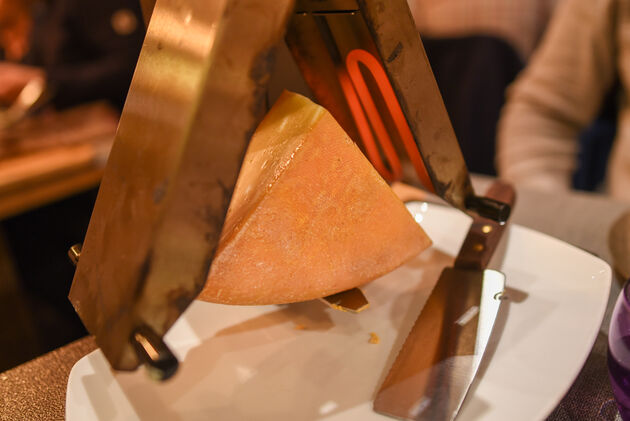 Bestel je raclette, dan krijg je zo`n apparaatje op tafel waaronder je de kaas kunt laten smelten
