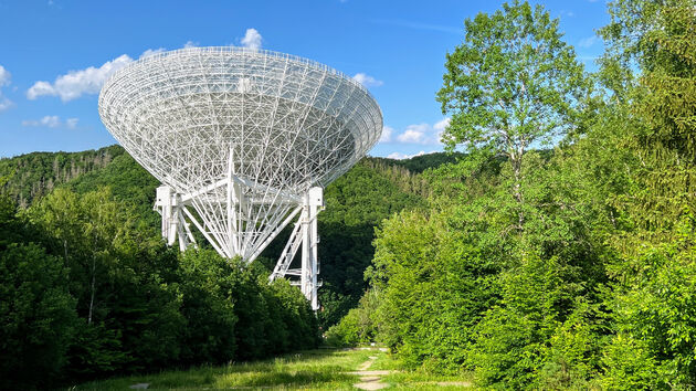 De radiotelescoop in Effelsberg ligt verborgen in het landschap