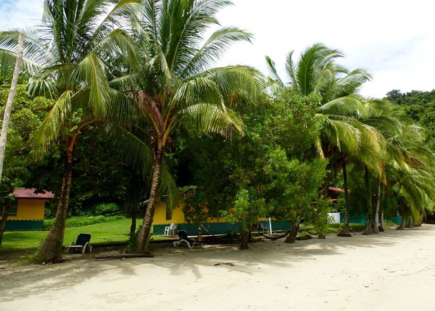 De cabanas liggen aan het strand