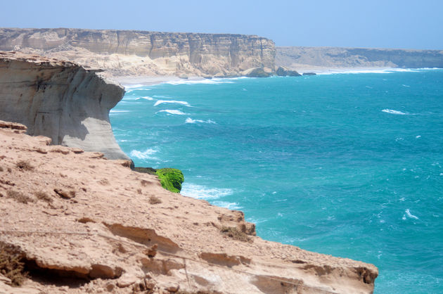 De schitterende kust van Ras al Jinz overdag!\u00a9 knertius - Fotolia