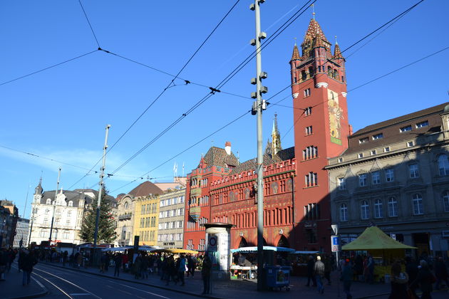 Je kunt er niet omheen, het Rathaus domineert het plein