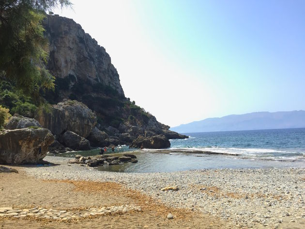 Op het strand heb je een kleine mini baai afgebakend met stenen.