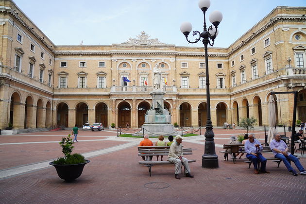 Palazzo Venieri met het standbeeld van Giacomo Leopardi