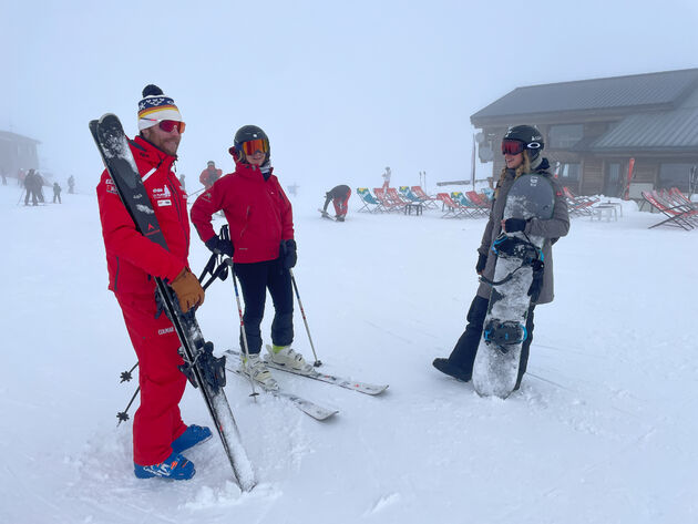 De opvallende rode pakken van de ski-instructeurs worden voortaan een seizoen langer gedragen