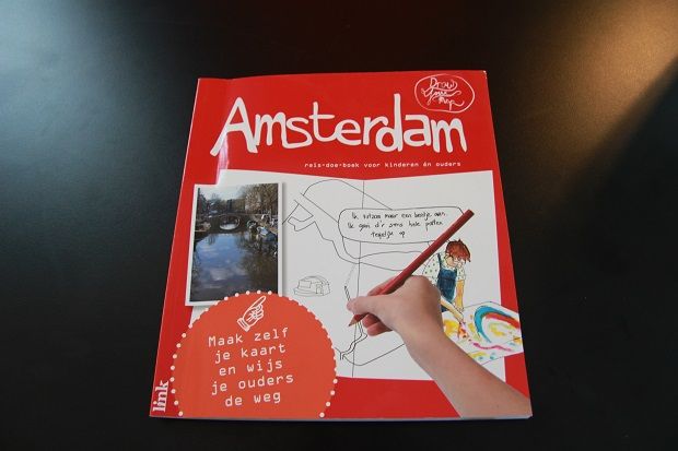 De voorkant van het reis-doe-boek.