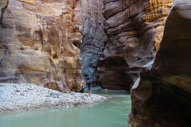 Trek waterschoenen of oude gympen aan als je naar Wadi Mujib gaat
