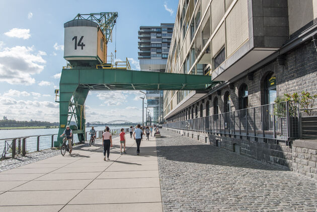 Rheinauhafen is de meest moderne wijk van Keulen, waar je langs de Rijn kunt wandelen