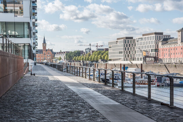 Dit deel van Rheinauhafen is nog steeds echt een haven