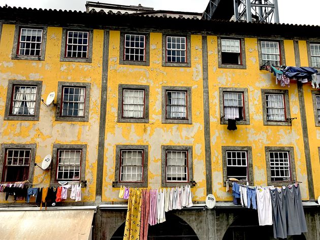 <em>Mooie gekleurde huizen langs de Douro in Ribeira<\/em>