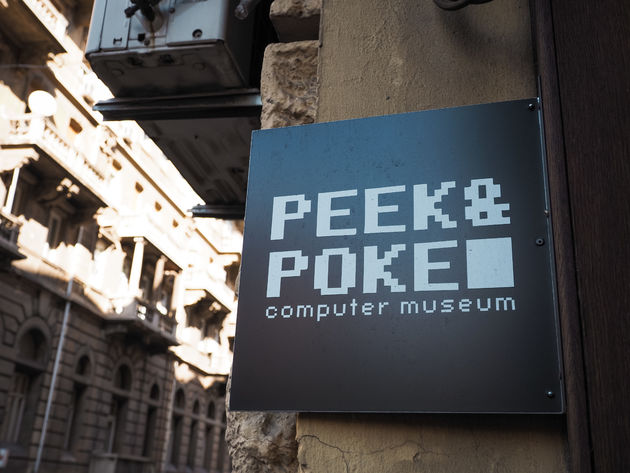 Als gamer mag je het kleine Peek & Poke museum niet missen