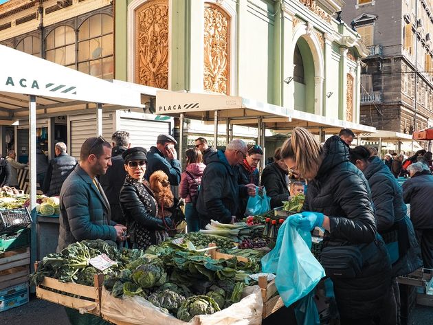 De markt van Rijeka barst van de lokale en verse producten