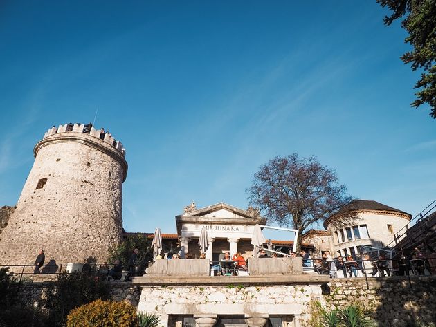 Bij het Trsat kasteel vind je een heerlijk terras om te genieten van het uitzicht